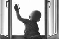 В столице Хакасии из окна выпал ребенок