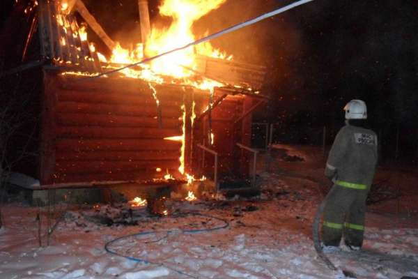 В Шушенском у нерадивого хозяина сгорела баня