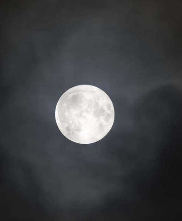 В Хакасии запечатлели самую большую Луну века