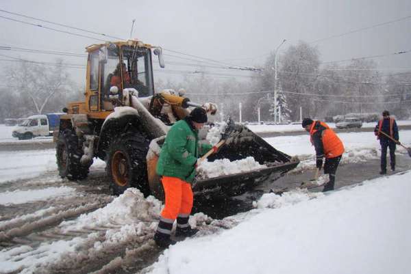 В Минусинске расчищают дороги и тротуары
