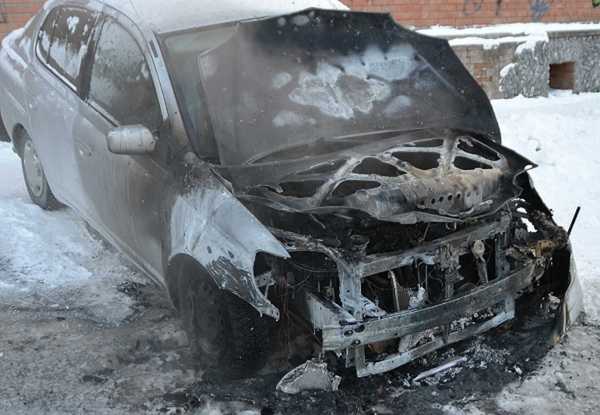 В Минусинске огонь набросился на легковую Toyota Carina