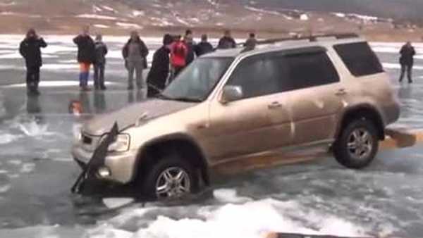 Ушедшие под лед вместе с машиной люди оказались рыбаками