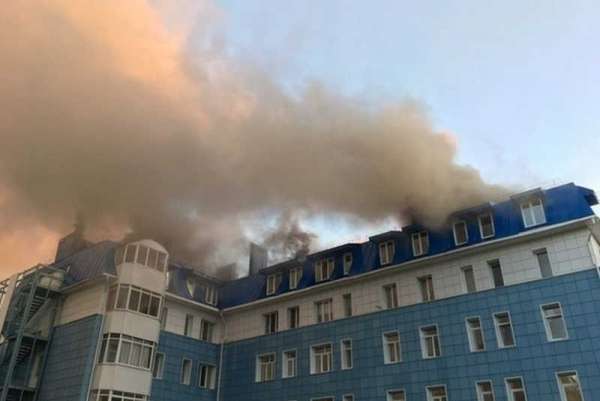 В столице Хакасии в многоквартирном доме загорелся утеплитель крыши
