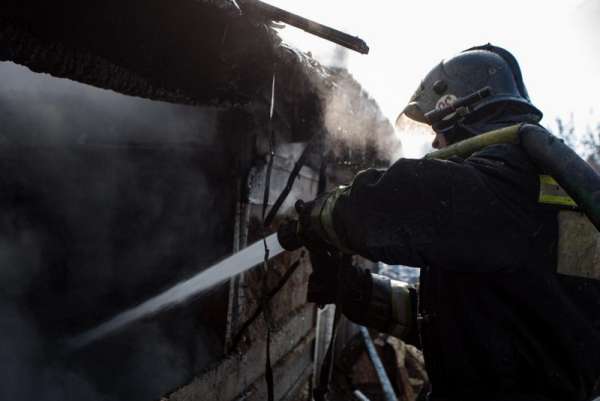 За последние сутки в Хакасии пожарные тушили дома и бани