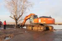 В Хакасии полным ходом идет восстановление разрушенной дамбы