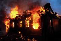 В Хакасии люди успели спастись из горящего дома