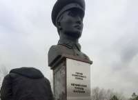 В Туве лихой водитель врезался в памятник Герою Советского Союза