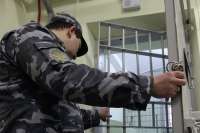 В Хакасии осужденный напал на сотрудника колонии