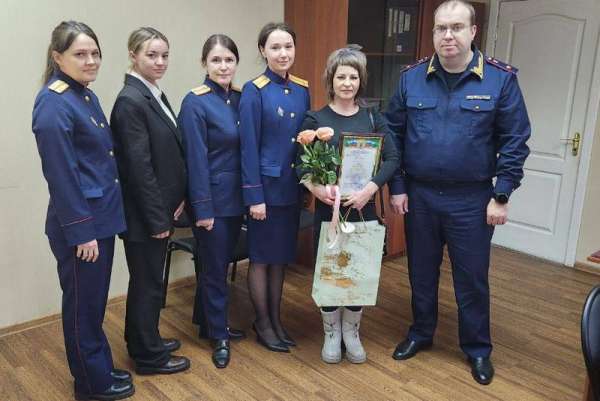 В Хакасии наградили фельдшера, которая спасла 7-летнюю девочку от насильника