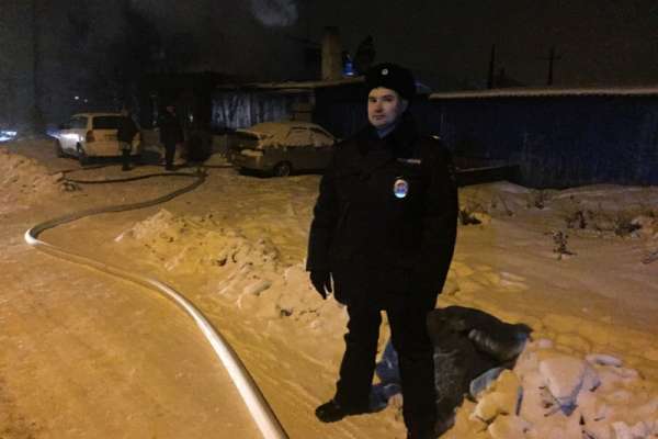 В Минусинске полицейский оказал помощь погорельцу