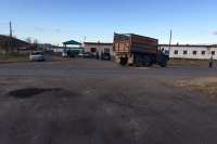 В Хакасии грузовик скинул с дороги легковушку с «лишенником» за рулем