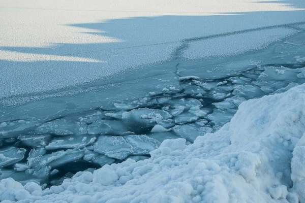 На реке Минусинка вода поднимает лед