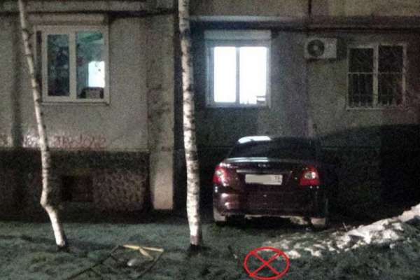 В Хакасии иномарка врезалась в многоквартирный дом
