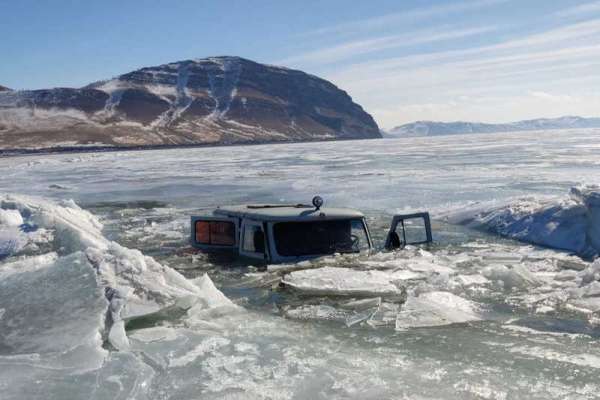 На Красноярском море «УАЗик» ушел под лед
