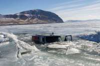 На Красноярском море «УАЗик» ушел под лед