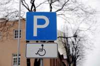 В Красноярском крае перевозчикам инвалидов дали право бесплатной парковки