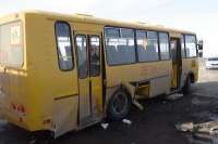 В Хакасии иномарка врезалась в школьный автобус: есть пострадавшие