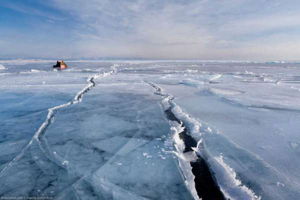 Лед Красноярского водохранилища покрылся трещинами