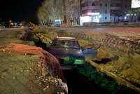 В Черногорске пьяный водитель, убегая от автоинспекторов, угодил в траншею теплотрассы
