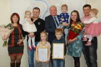 Молодые семьи Минусинска получили жилищные сертификаты