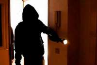 В Черногорске вооруженный мужчина ограбил постояльца гостиницы