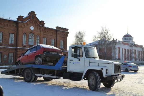 По Минусинску госавтоинспекторы возили покореженное авто