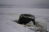В Хакасии под лед провалилась машина