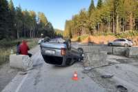 На трассе Красноярского края пьяный водитель без прав врезался в бетонное ограждение