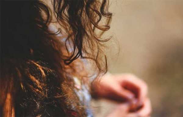 Минусинцам на заметку: чем грозит покусывание волос