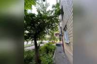 В Красноярске из окна многоквартирного дома выпала 3-летняя девочка