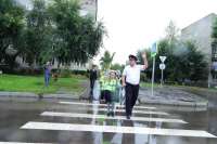 Начальник ГИБДД Минусинска вывел на прогулку слабослышащих детей