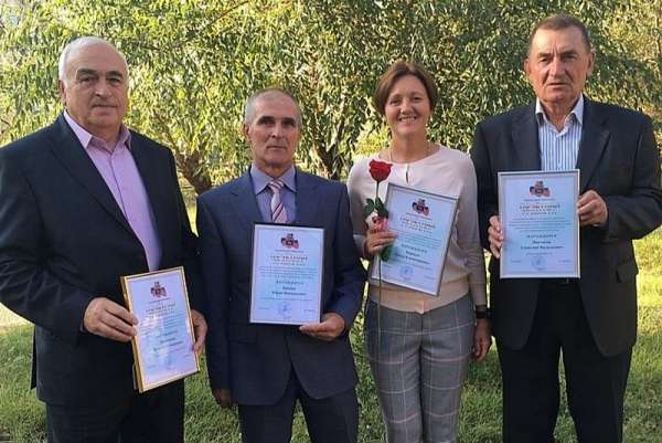 В Минусинске тренеры спортшколы получили награды мэрии города