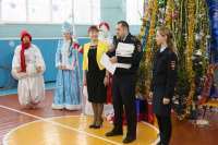 Сотрудники Госавтоинспекции Минусинска поздравили своих подшефных с наступающим Новым годом