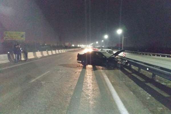 В столице Хакасии после ДТП машины впечатались в ограждение дороги