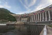 На Саяно-Шушенской ГЭС для защиты от паводка задействовали береговой  водосброс