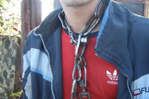 В Хакасии осудили бизнесмена, посадившего на цепь своего работника
