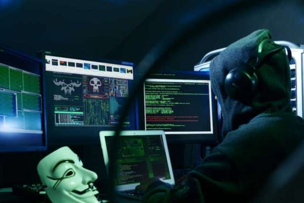 В Красноярске хакеры с помощью компьтерных программ похитили из банкоматов 17 млн рублей
