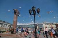 В небо Красноярска выпустили 75 белых голубей
