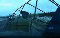На трассе М-54 в Минусинском районе на легковушку рухнула самодельная будка