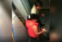 В Красноярске ищут женщину, которая избила в лифте кошку