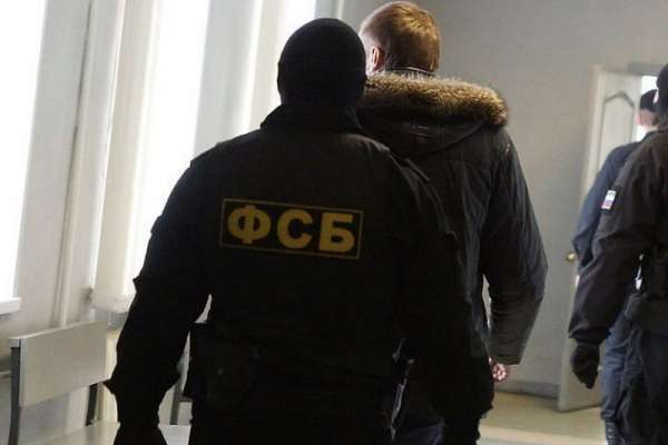 В Хакасии сотрудники ФСБ изобличили работника салона сотовой связи в преступной деятельности