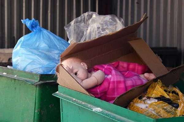 В Абакане в мусорном баке нашли тело младенца