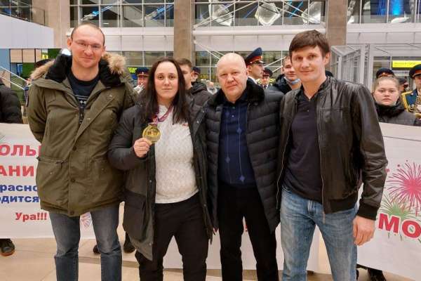 В Красноярске с почестями встретили двукратную чемпионку мира по самбо