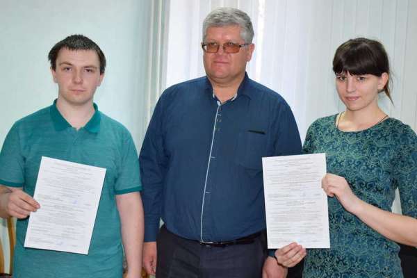 В Идринском двум специалистам вручены жилищные сертификаты