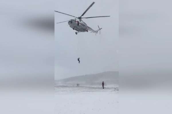Минусинские спасатели отработали навыки беспарашютного десантирования