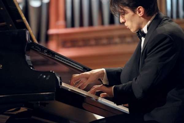 В Абакане выступит пианист с мировым именем Александр Романовский