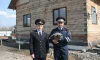 Минусинские полицейские спасли на пожаре кота