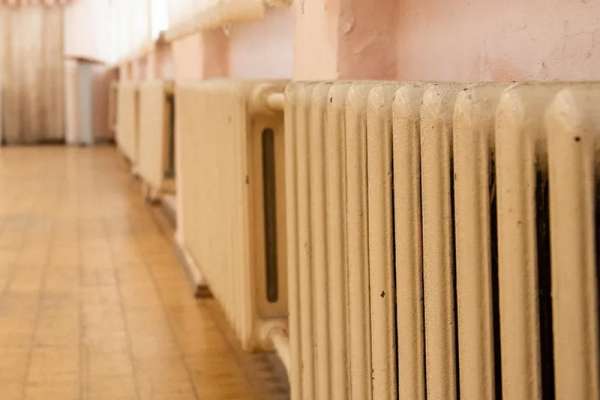 В Минусинске подрядчик сдал на металлолом школьные батареи и систему вентиляции