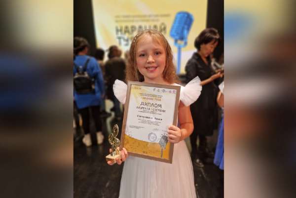 Юная школьница из Минусинска посвятила победу в вокальном конкурсе своему педагогу