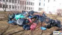 Собранный возле минусинских школ мусор складируется неделями